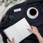 Suasana pagi yang tenang dipadu dengan secangkir kopi hangat serta catatan harian membantu menyelaraskan pikiran sebelum memulai rutinitas kerja yang padat.
