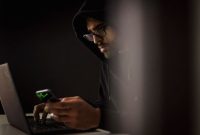 Penerapan kunci keamanan dan verifikasi dua langkah pada smartphone merupakan benteng pertahanan utama dalam menjaga kerahasiaan data pribadi dari ancaman kejahatan siber.