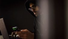 Penerapan kunci keamanan dan verifikasi dua langkah pada smartphone merupakan benteng pertahanan utama dalam menjaga kerahasiaan data pribadi dari ancaman kejahatan siber.