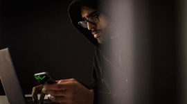 Penerapan kunci keamanan dan verifikasi dua langkah pada smartphone merupakan benteng pertahanan utama dalam menjaga kerahasiaan data pribadi dari ancaman kejahatan siber.