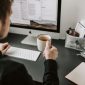 Seorang pekerja profesional sedang menikmati suasana kerja yang tenang di ruang keluarga rumahnya. Menciptakan batasan tegas antara jam kerja dan waktu pribadi menjadi kunci utama mencapai kualitas hidup yang seimbang serta bebas dari stres berkepanjangan.