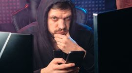 Seorang pengguna sedang memeriksa pengaturan keamanan data pada ponsel pintar untuk melindungi informasi pribadi dari ancaman kebocoran digital.