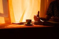 Suasana pagi yang tenang dengan pencahayaan alami menciptakan ruang ideal untuk menyusun pikiran sebelum memulai aktivitas harian.